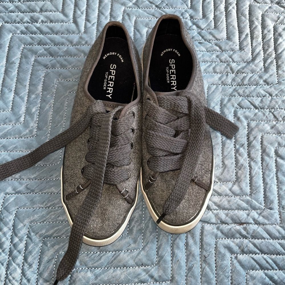 sperry canvas sneakers size 8m